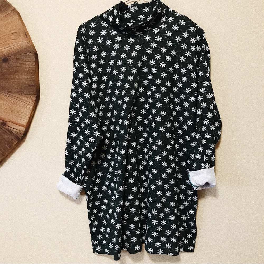 Vintage | Plus Size Snowflake Mock Neck T-Shirt